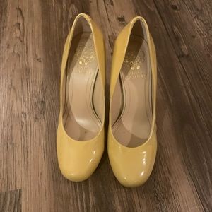 Tan pump with satin finish